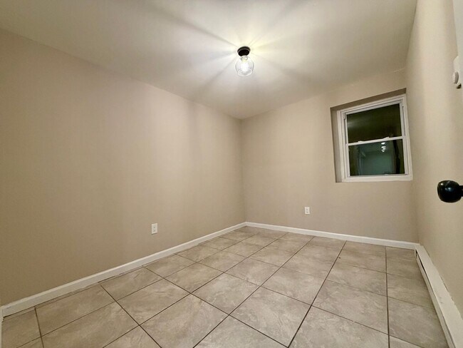 Building Photo - 172 Seymour Ave