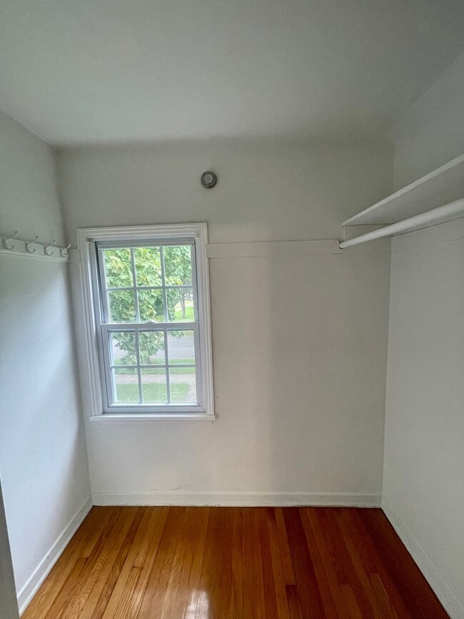 Building Photo - 151 Eastmoreland Dr
