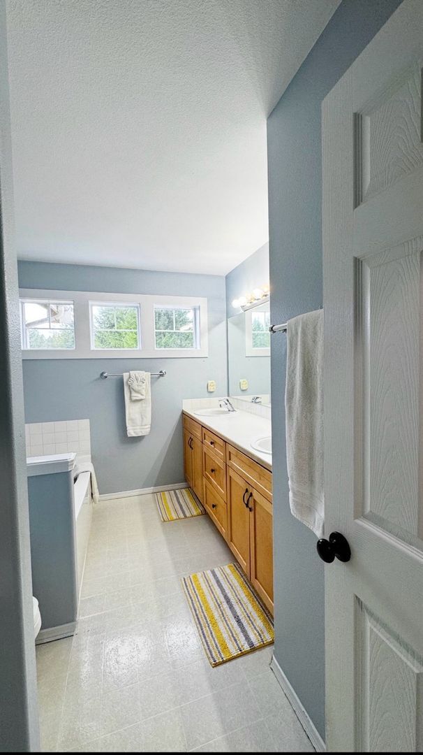 Building Photo - Silverdale 2 Story Home 4bed 2.5 bath