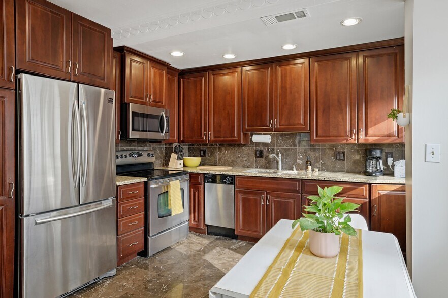 Building Photo - 807 W 48th St