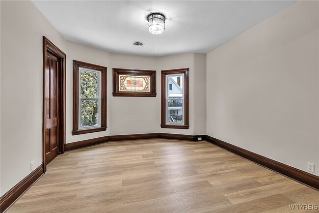 Building Photo - 404 Parkdale Ave