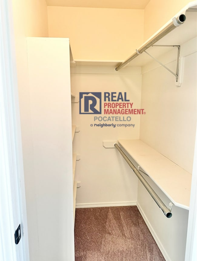 Building Photo - 5 Bedroom 3.5 Bath House - Pet Friendly