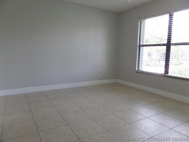 Building Photo - 1445 Lake Crystal Dr