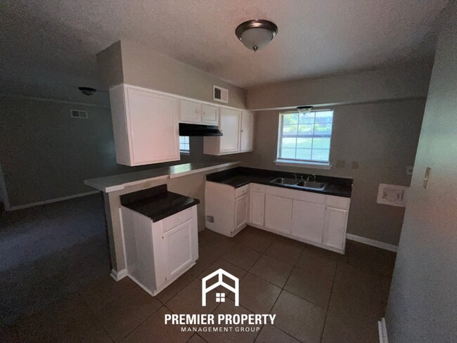 Building Photo - Charming 3BR/1BA Near Parkway Village | 1,305 Sq Ft, Open Kitchen & Large Fenced Yard