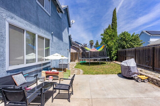 Building Photo - 907 Shadywood Cir