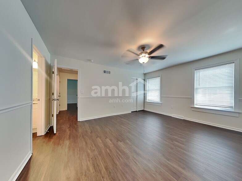Building Photo - 2113 Lynwood Pl