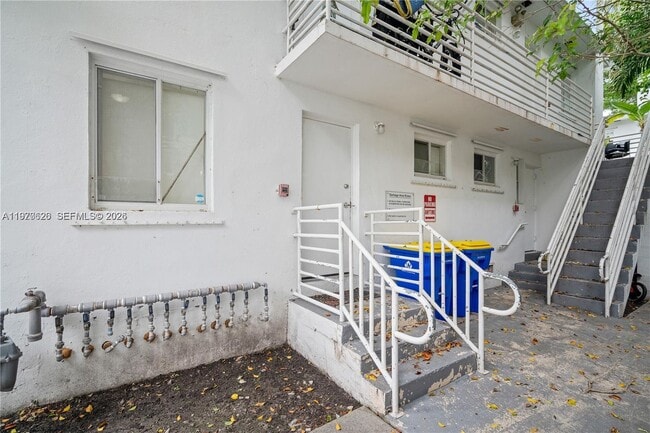 Building Photo - 731 6th St