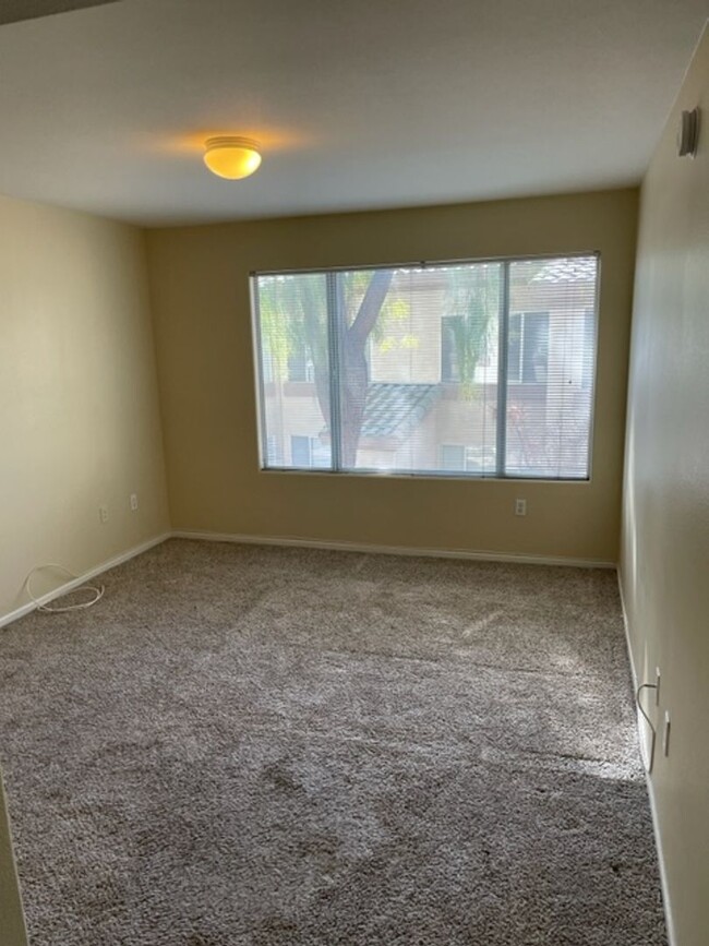 Building Photo - 3 BEDROOMS 2 BATHS UPSTAIRS LEVEL UNIT
