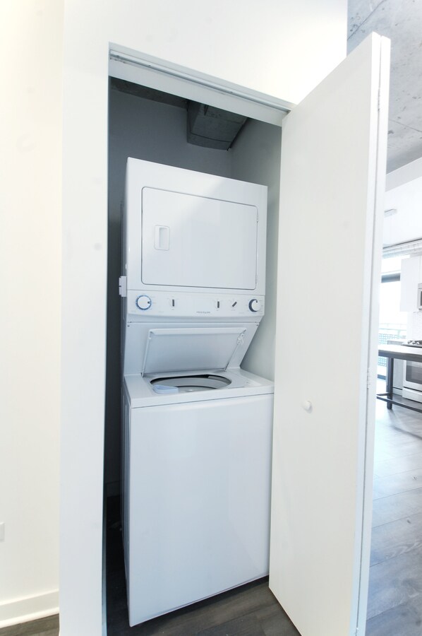 Building Photo - 1715 W Roscoe St