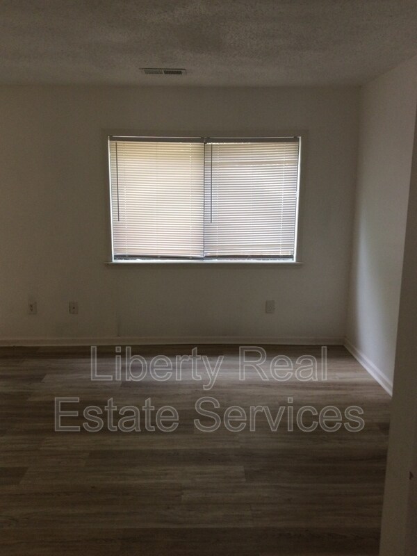Building Photo - 912 Pineland Ave