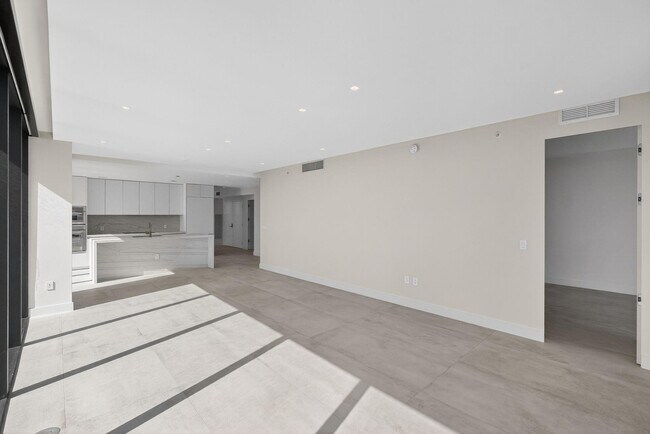 Building Photo - 700 NE 24th St