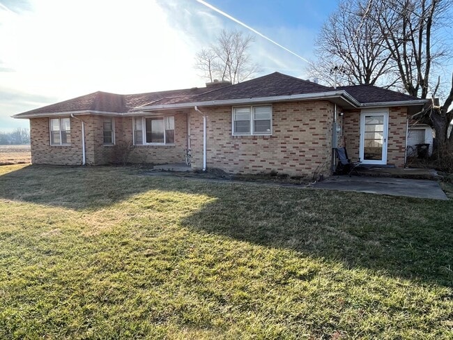 Primary Photo - Pet Friendly House in Dow IL on 1 Acre