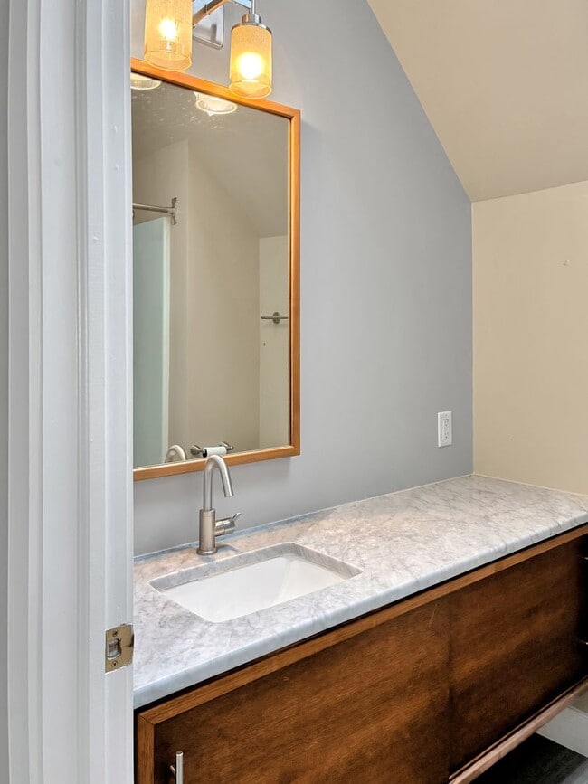 Building Photo - Recently Remodeled 3 bed 3 bath in Tuckahoe!