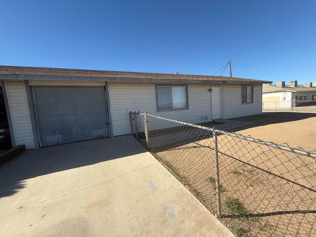 Building Photo - Hesperia Duplex-Spacious 2 Bedrooms, 1 Bathroom, New Interior Paint