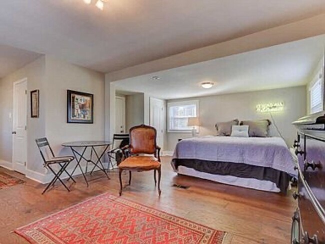 Building Photo - South Knox 3BR/2BA - TWO kitchens; great for roommates