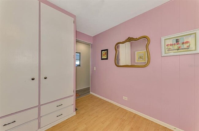 Building Photo - 226 3rd St E