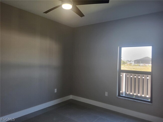 Building Photo - 654 NE 5th Pl