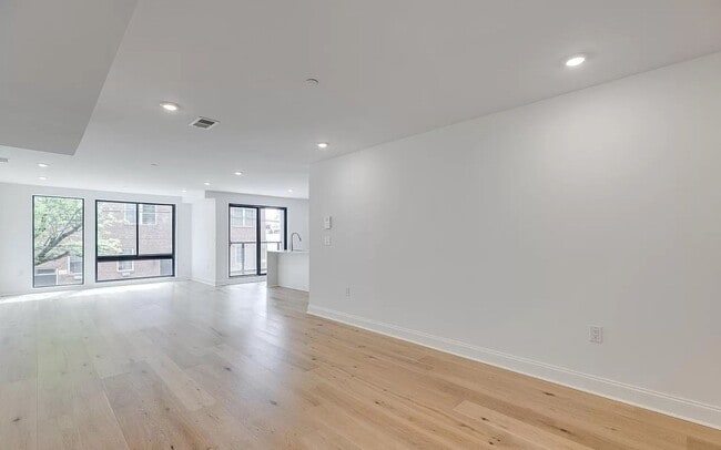 Building Photo - Luxurious 2-Bedroom Apartment Located in L...