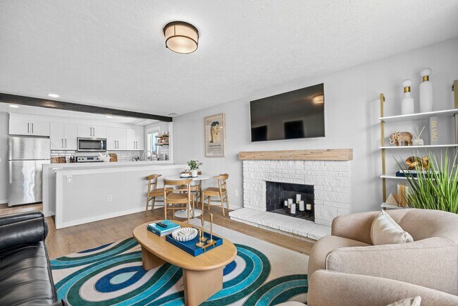 Building Photo - Modern 2BR Suite – Newly Furnished, Pet-Fr...