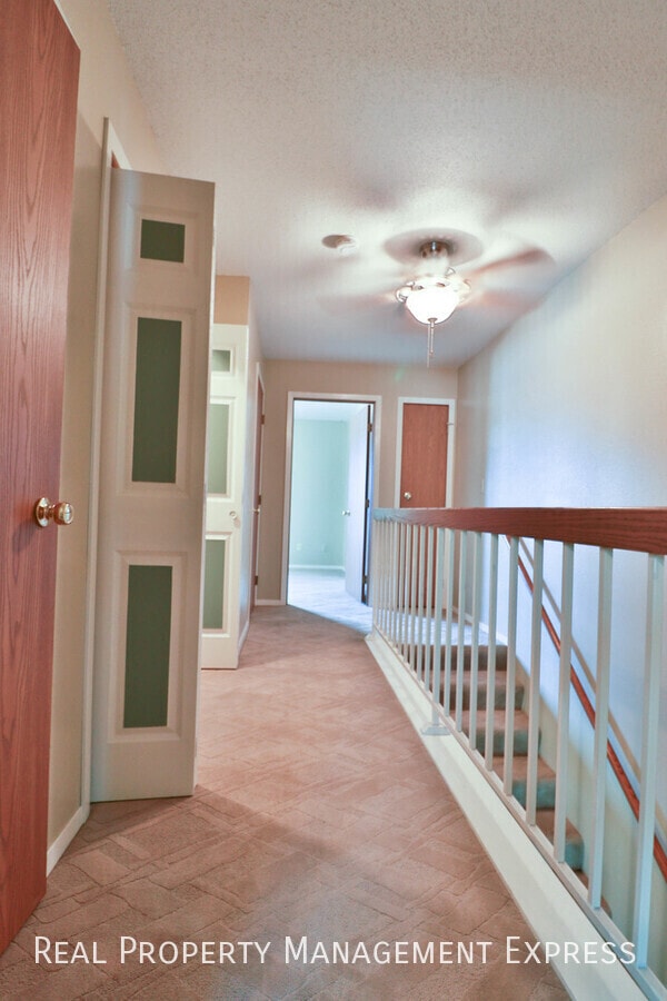 Building Photo - Lovely 2 Bedroom 2.5 Bathroom Townhome