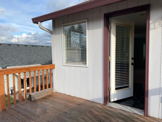 Building Photo - Spacious 5 Bedroom Home! Granite Counters! Pet friendly! Tons of Room for Entertaining!