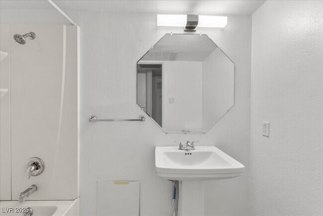 Building Photo - 1700 Rexford Dr