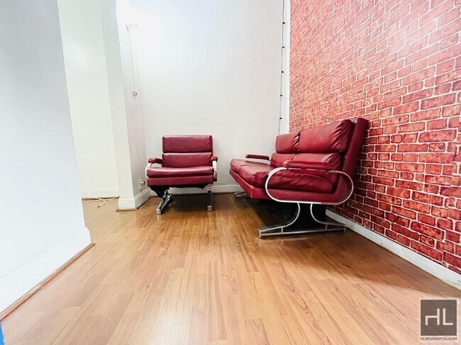 Building Photo - Your Front-Facing & Cozy 2 bedroom Apartme...