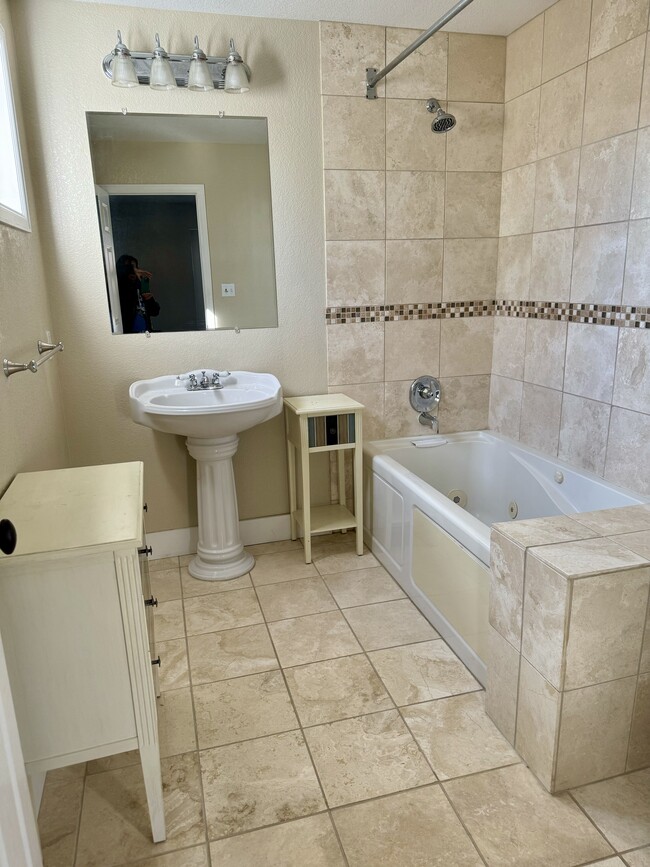 Main Level Master Bath - 1201 6th St