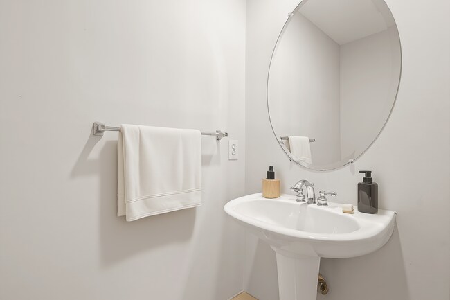 Building Photo - 1022 Crestfield Dr