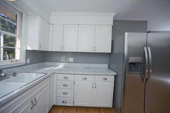 Building Photo - Beautiful Three Bedroom Home! AVAILABLE 8/...