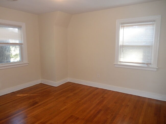 Building Photo - Large Colonial