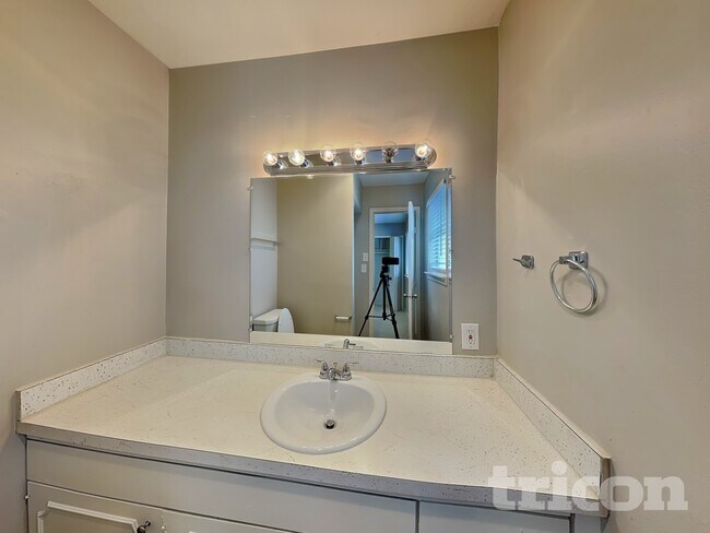 Building Photo - 1142 Shadyglen Cir