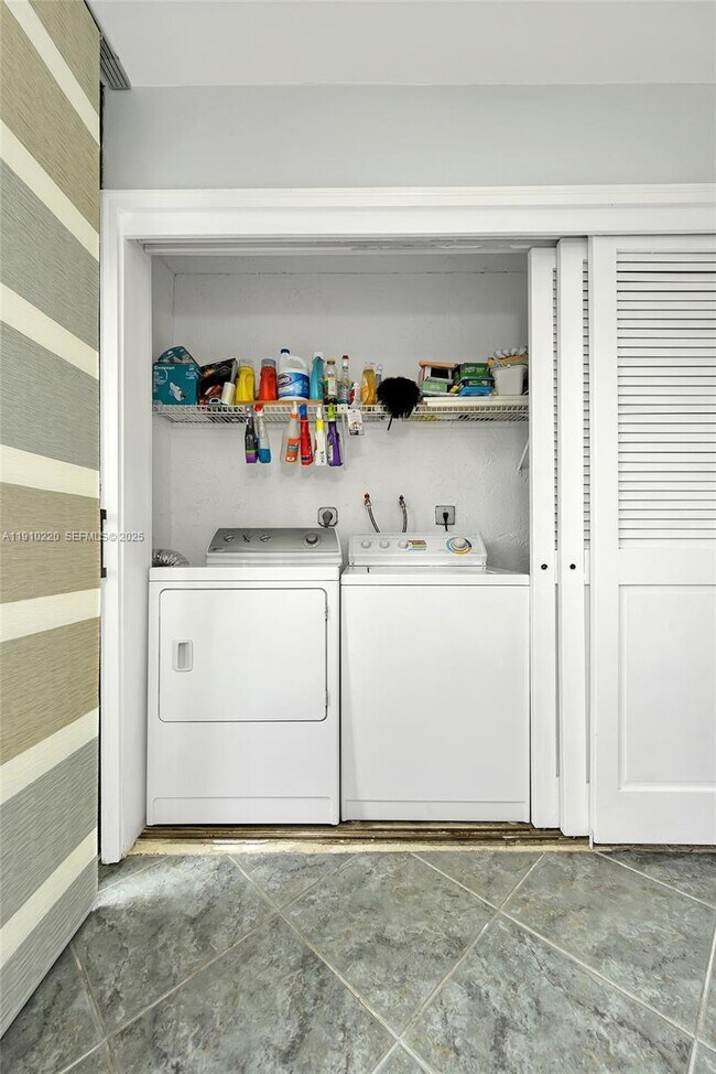 Building Photo - 2676 Carambola Cir N