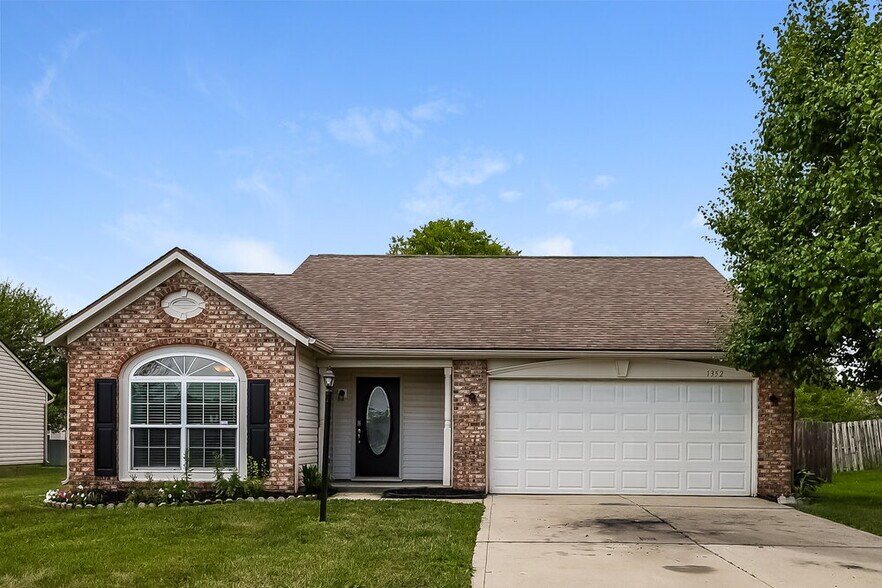 Primary Photo - 1352 E McClarnon Dr