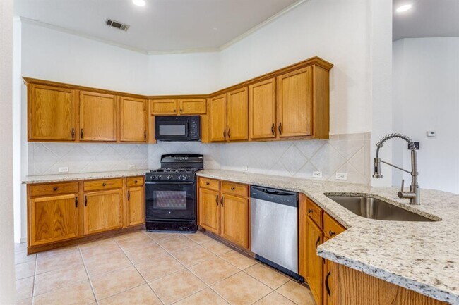 Building Photo - 648 Columbine Ave