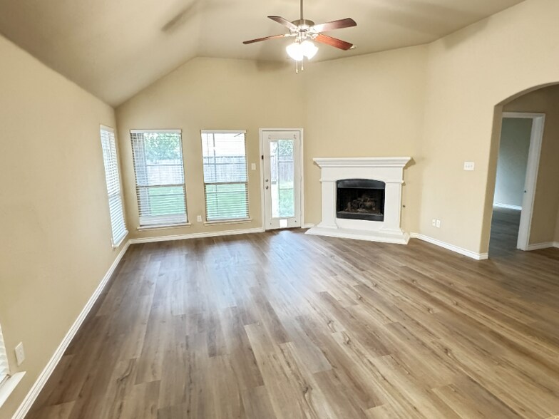 Building Photo - 10509 Sandy Mountain Dr