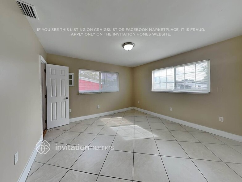 Building Photo - 7041 SW 27th St