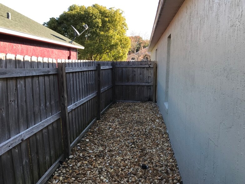 Building Photo - 499 Lancers Dr