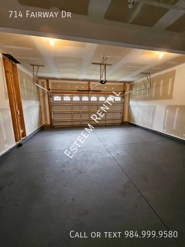 Building Photo - 714 Fairway Dr