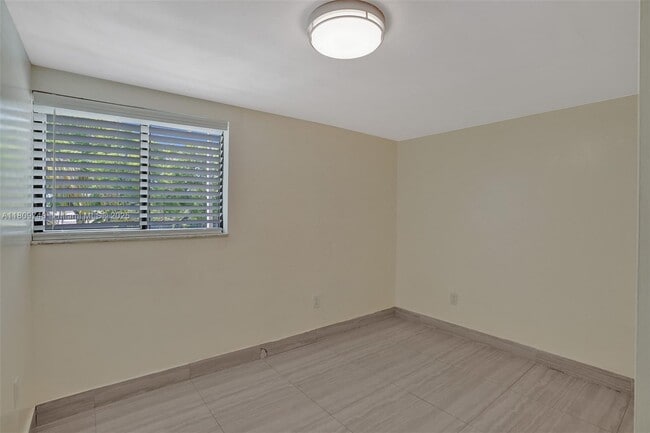 Building Photo - 2529 NE 135th St