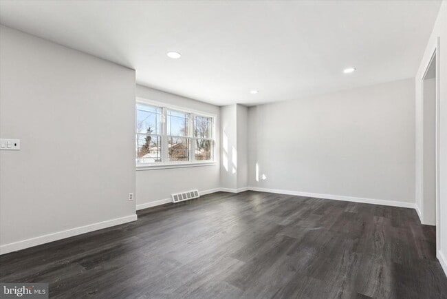 Building Photo - 17 McLaughlin Dr