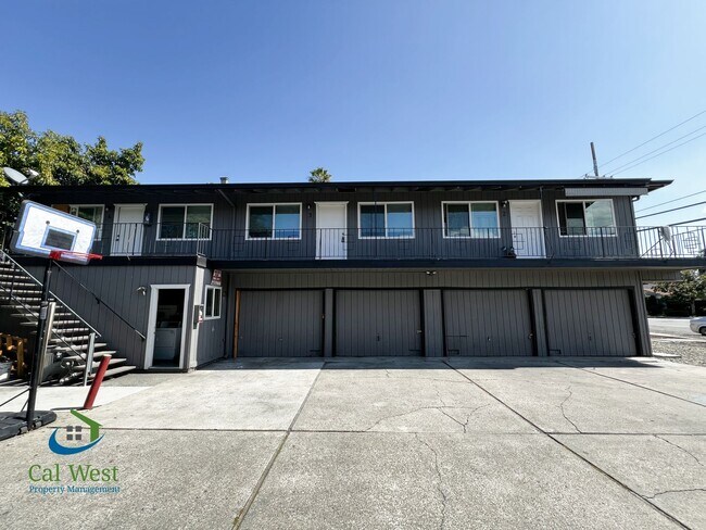 Building Photo - $2695 Remodeled 2 Bed/1 Bath Upstairs Unit