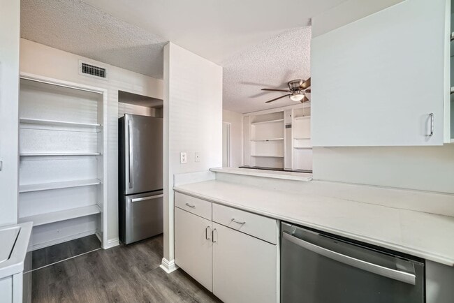 Building Photo - Golf course views in LVCC