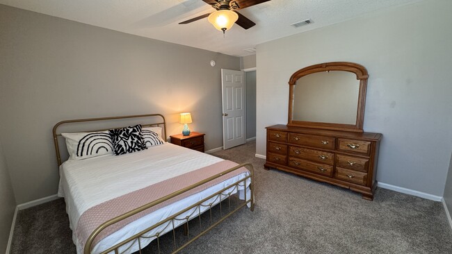 Building Photo - 581 Scrub Jay Dr