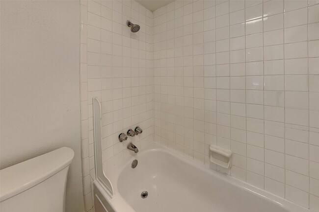 Building Photo - 2100 Tanglewilde St