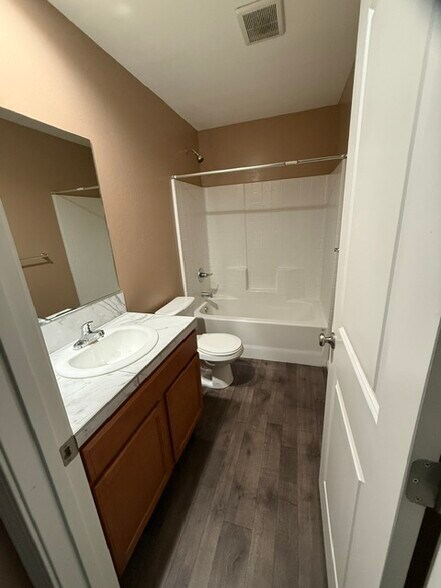 Building Photo - 1037 Honeybell Ct