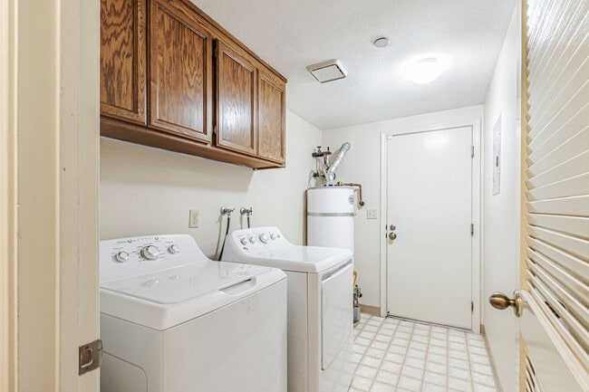 Building Photo - Two Primary Suites w/ Bonus Room l Prime L...
