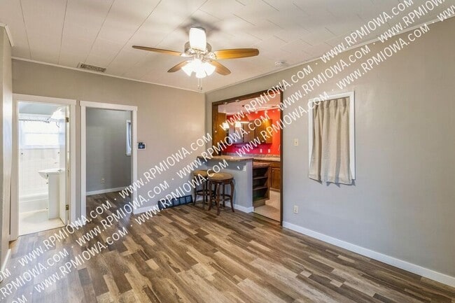 Building Photo - 1112 Main St