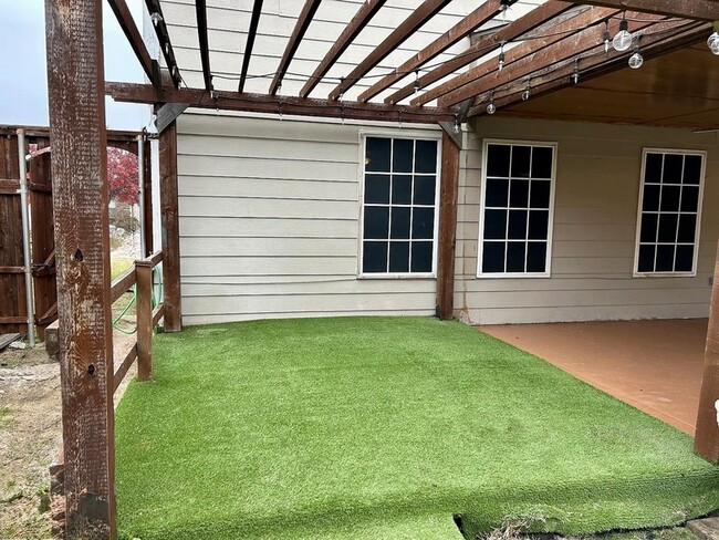 Building Photo - 2752 Peach Dr