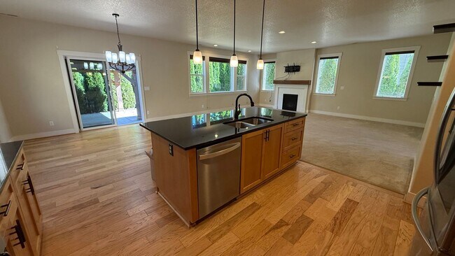 Building Photo - Beautiful 4-Bedroom Home for Lease in the ...